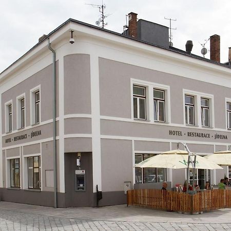 Polička Hotel Tht מראה חיצוני תמונה
