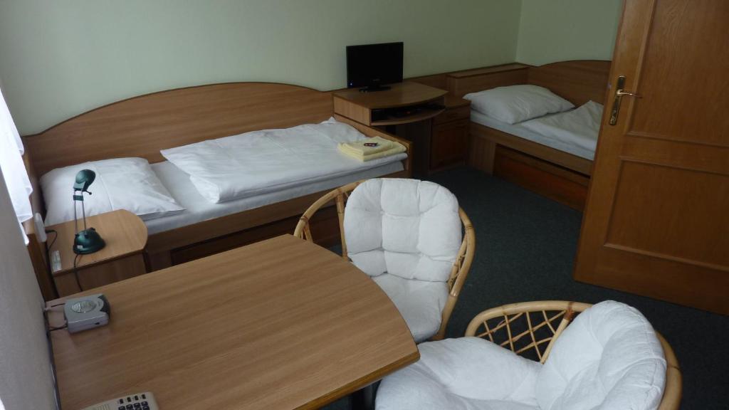 Polička Hotel Tht מראה חיצוני תמונה