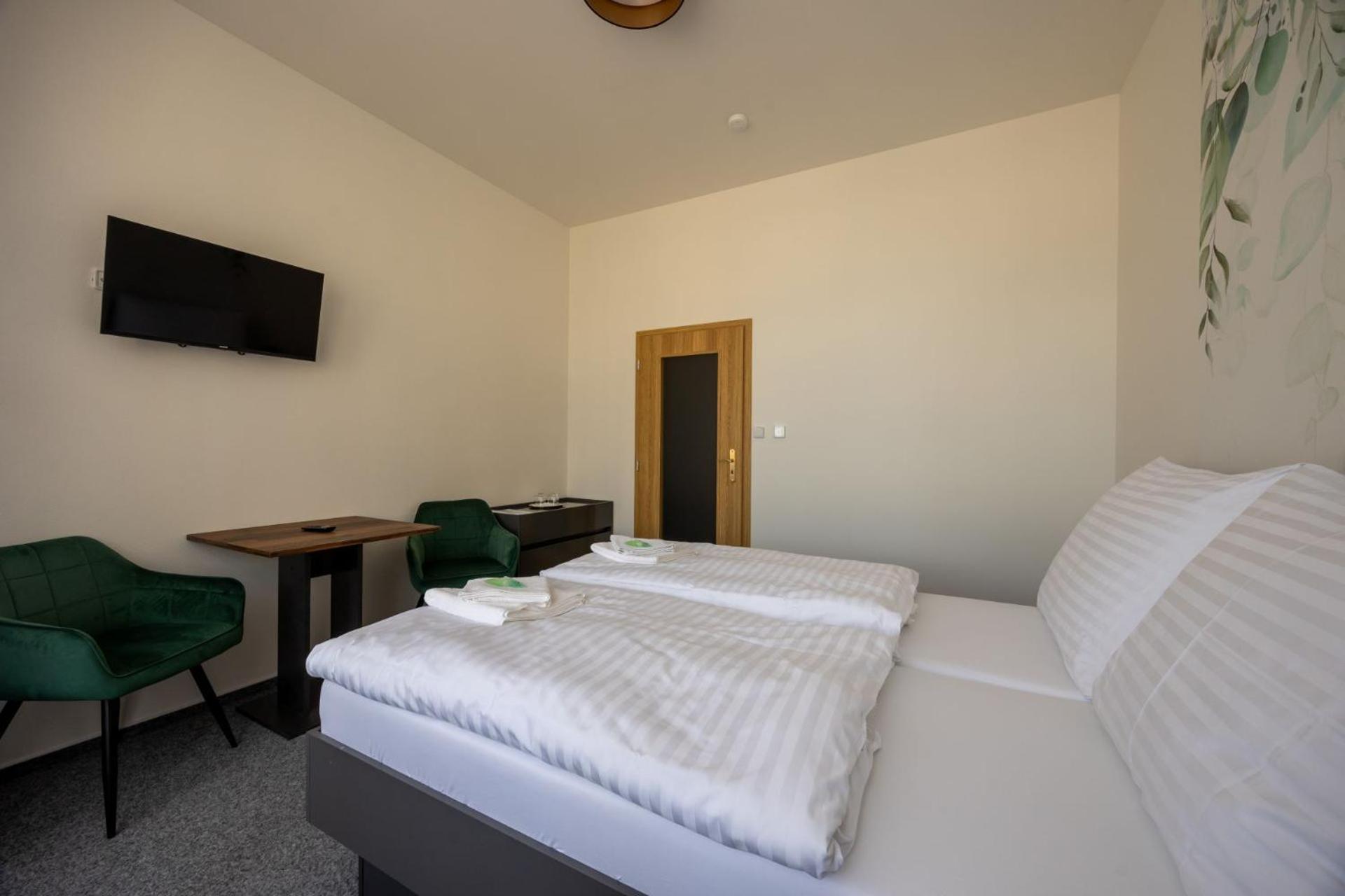 Polička Hotel Tht מראה חיצוני תמונה