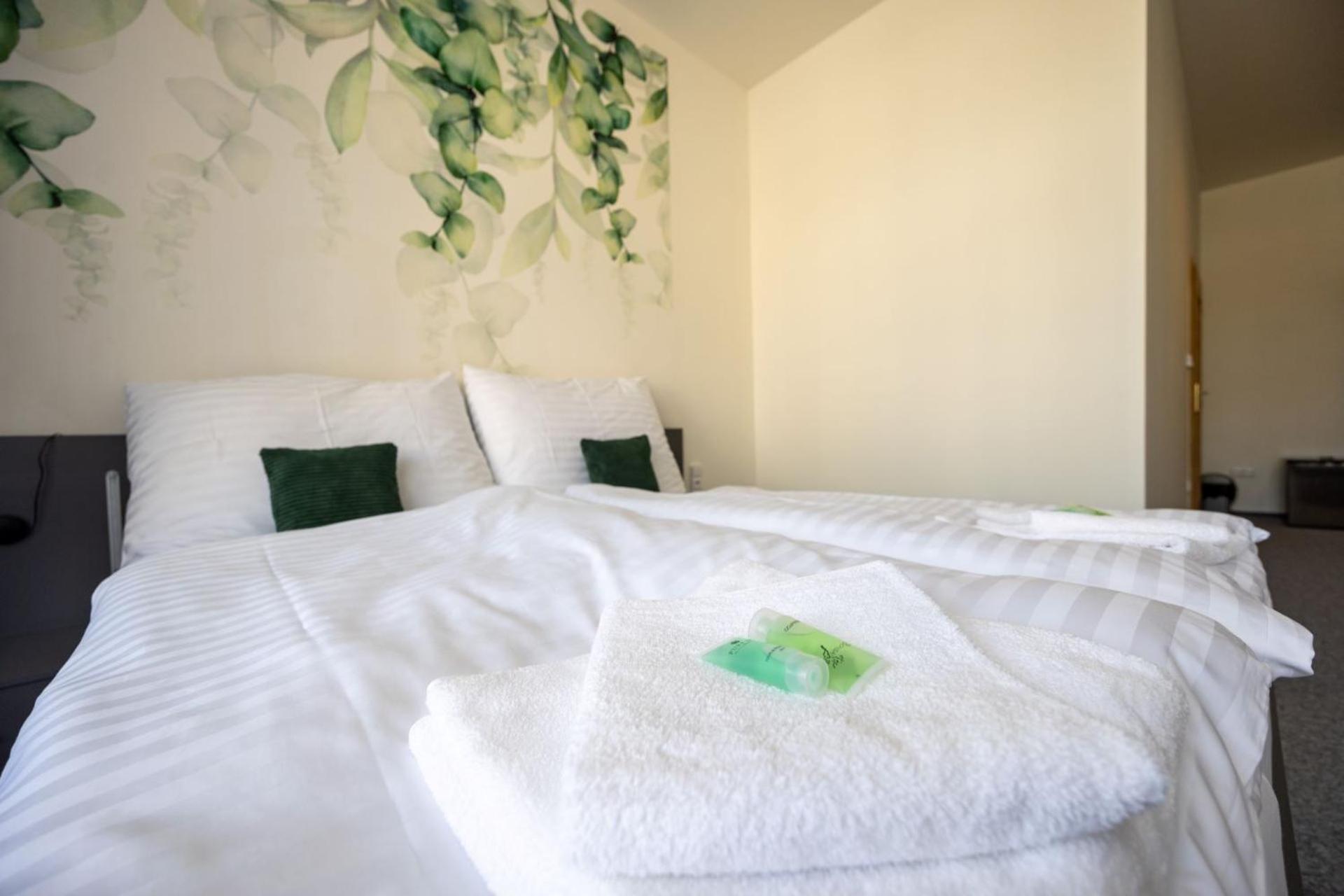 Polička Hotel Tht מראה חיצוני תמונה