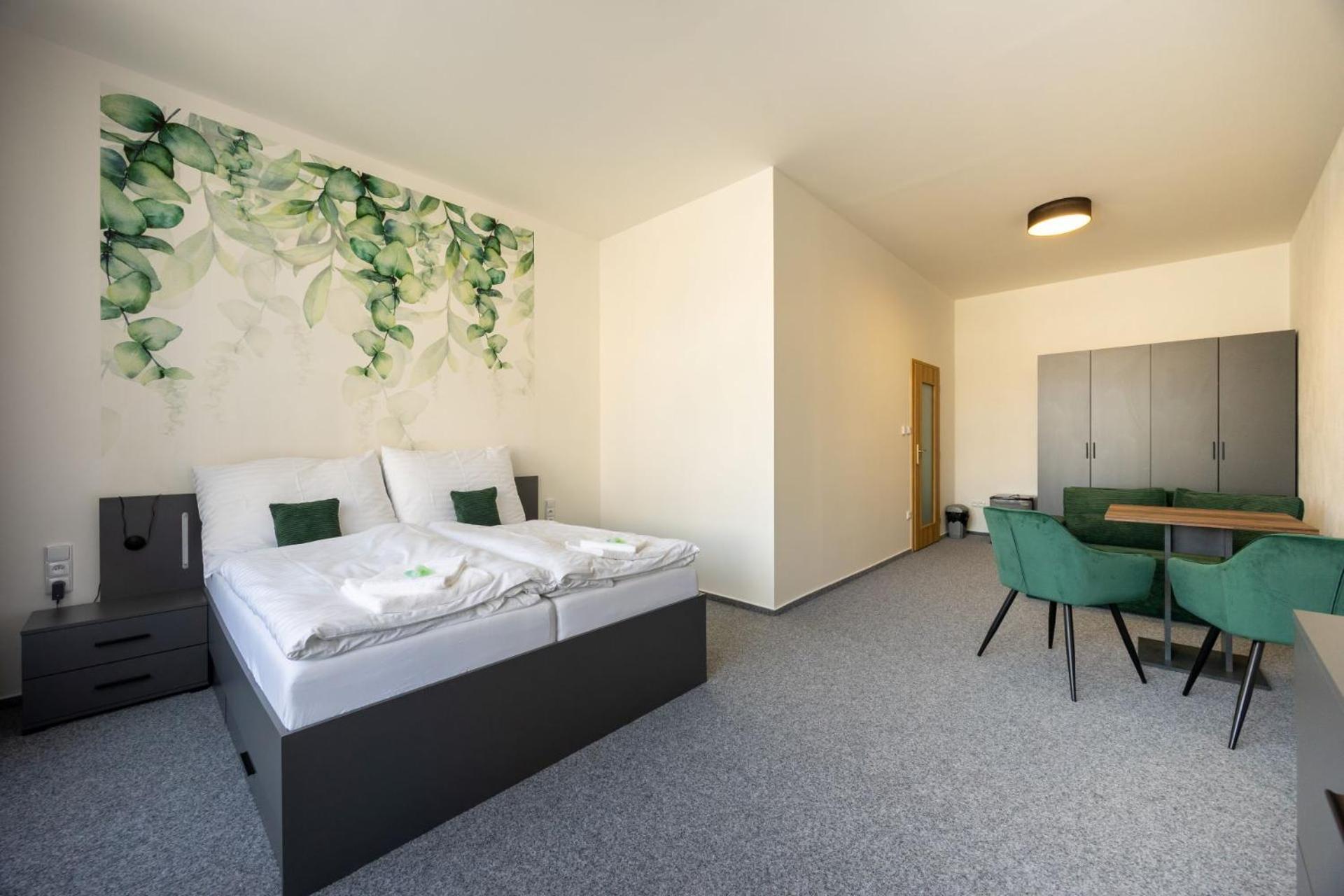 Polička Hotel Tht מראה חיצוני תמונה